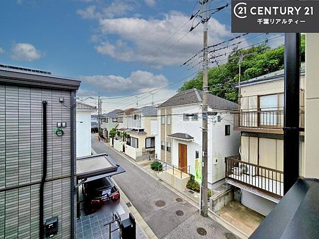 落ち着きある住宅街です!周囲には高い建物がなく、空が広く開放感があり、陽当たりを大きく遮られることもありません!気持ちの良い風が通り抜ける街並みです!