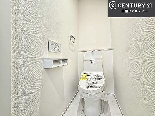 清潔感のある色味のお手洗いです！さわやかでスッキリする空間です！白を基調としているので、お手入れがしやすいトイレです！
