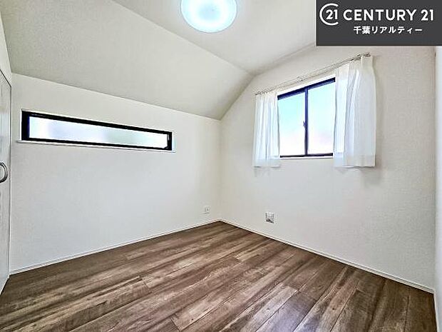 掃き出し窓がないお部屋は、お子様のお部屋としても安心です!収納スペースも充実しているので散らかったお部屋をサッと片付けられます!