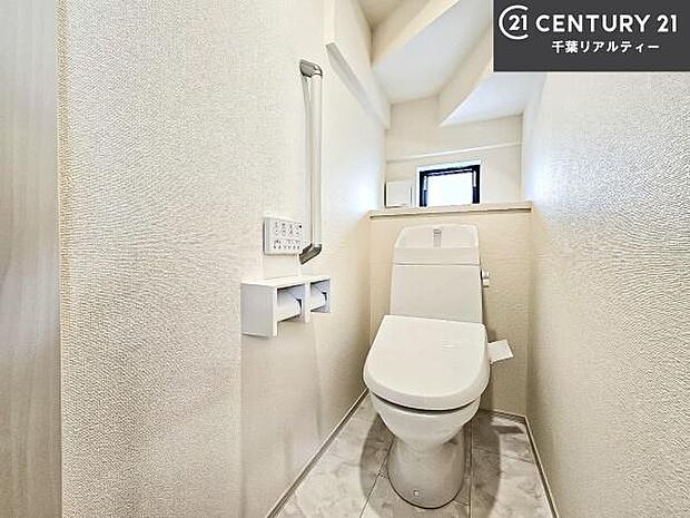 1・2階にトイレがございます!朝の忙しい時間帯も待たずにすみそうですね。白を基調とした清潔感のあるトイレでお手入れがしやすいです!