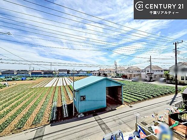落ち着きある住宅街です!周囲には高い建物がなく、空が広く開放感があり、陽当たりを大きく遮られることもありません!気持ちの良い風が通り抜ける街並みです!