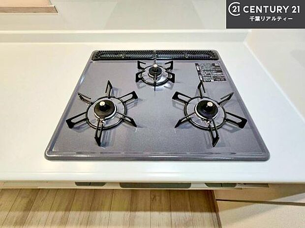 コンロは三口あるのでお料理の同時進行ができます。もちろんグリル付きです。調理スペースも広々している為作業がしやすい！使い勝手が良いシステムキッチンです！