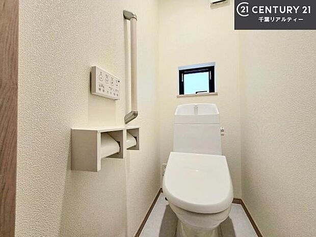 1・2階にトイレがございます！朝の忙しい時間帯も待たずにすみそうですね。白を基調とした清潔感のあるトイレでお手入れがしやすいです！