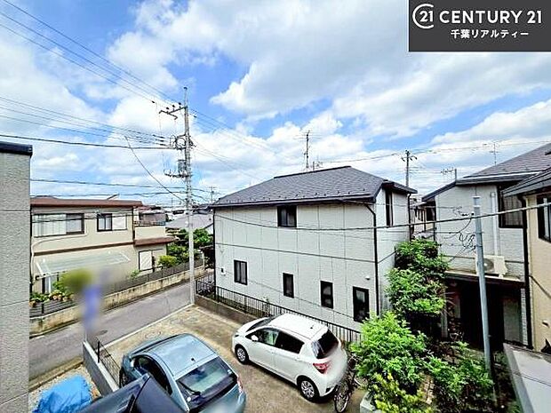 晴れた日には青い空を見渡せる開放的な時間を楽しめます。気持ちの良い風が通り抜ける街並みです！