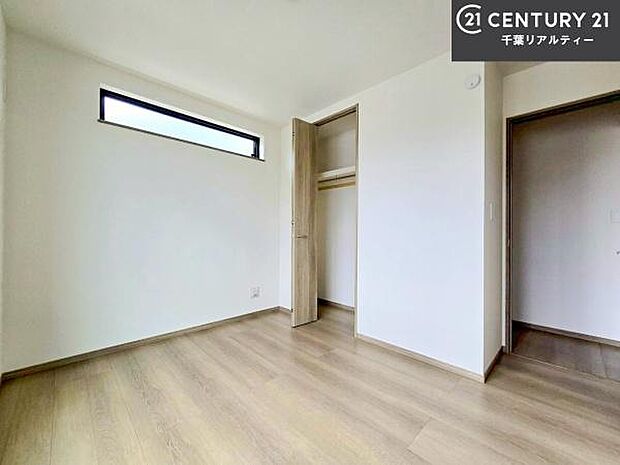 掃き出し窓がないお部屋は、お子様のお部屋としても安心です！収納スペースも充実しているので散らかったお部屋をサッと片付けられます！