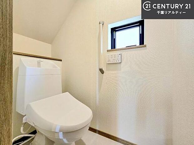 1・2階にトイレがございます！朝の忙しい時間帯も待たずにすみそうですね。白を基調とした清潔感のあるトイレでお手入れがしやすいです！