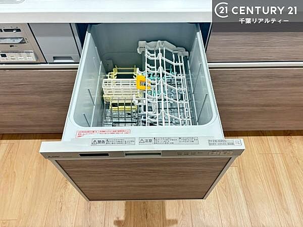食洗機付きのキッチンです！忙しい時や手荒れ防止として大変活躍する便利な仕様！ビルトインなのでキッチンの場所を取らず調理スペースを広く使うことが出来ます！