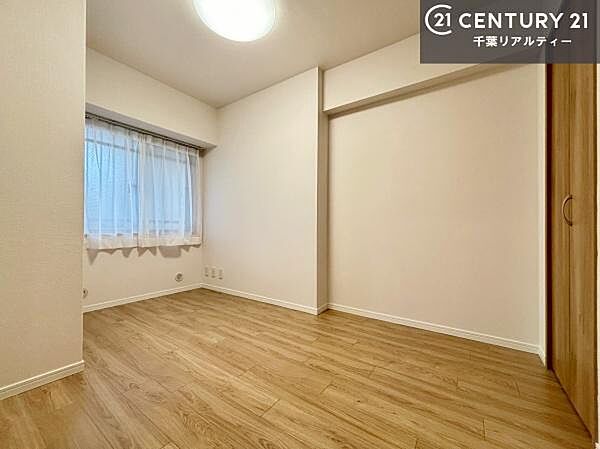 窓からたっぷり光が入り、風通しも良好なため、快適に過ごせる空間です。子ども部屋としても最適で、学習スペースや遊び場としても活用できます。