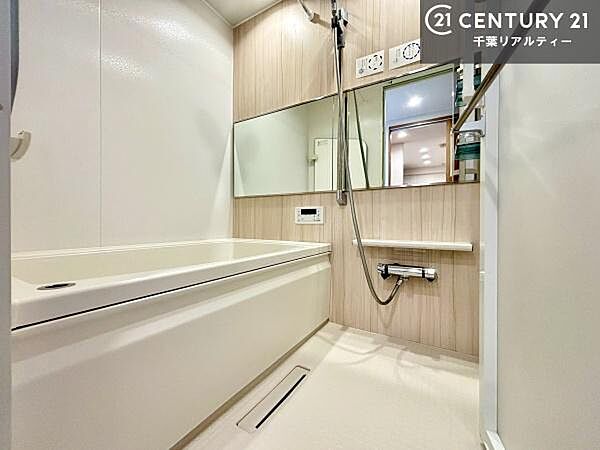 ワイドミラーが空間に広がりを演出する浴室。浴室乾燥機付きで、雨の日のお洗濯やカビ対策にも便利です。