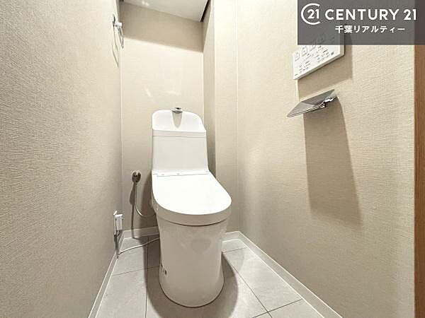 スタイリッシュなデザインのお手洗いです！さわやかでスッキリする空間。お手入れがしやすいトイレです。