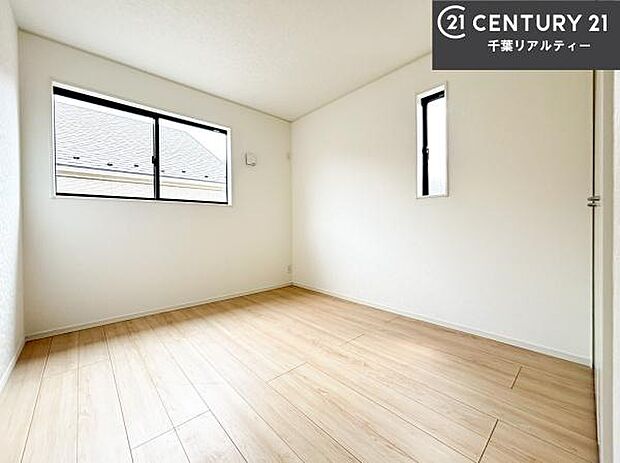 掃き出し窓がないお部屋は、お子様のお部屋としても安心です!収納スペースも充実しているので散らかったお部屋をサッと片付けられます!