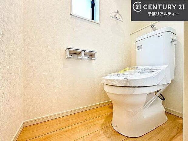 1・2階にトイレがございます!朝の忙しい時間帯も待たずにすみそうですね。白を基調とした清潔感のあるトイレでお手入れがしやすいです!
