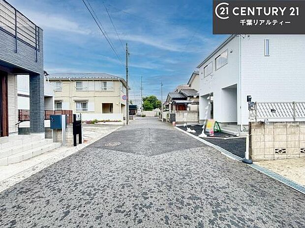 前面道路は6m!陽当り良好な立地です。車庫入れが苦手な方も安心ですね。