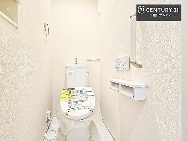 1・2階にトイレがございます!朝の忙しい時間帯も待たずにすみそうですね。白を基調とした清潔感のあるトイレでお手入れがしやすいです!