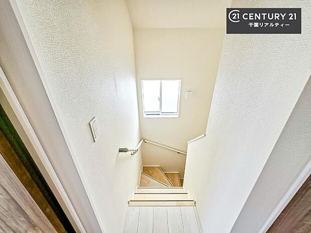 階段は明るく手摺りもついています!お子様やご年配の方も安心してご利用頂けますね!