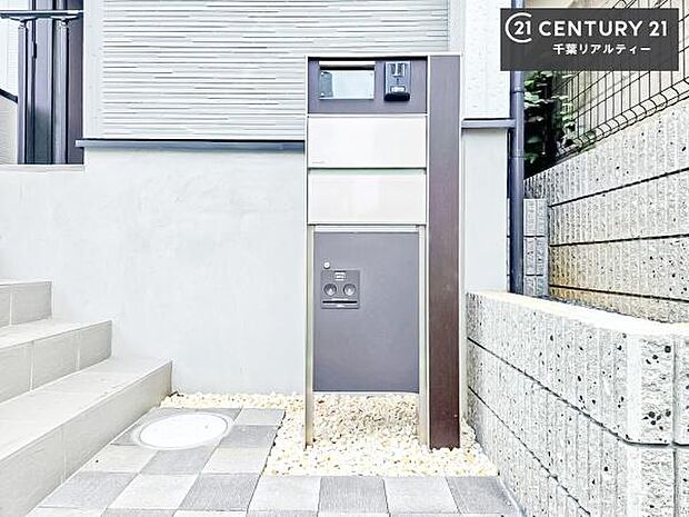 ポスト一体型宅配ボックス!玄関周りをすっきり見せつつ、再配達のストレスなく荷物を確実に受け取れる点が最大の特徴です。防犯性が高く、大型メール便にも対応可能!