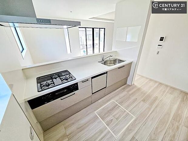 大人気の対面式システムキッチンを採用しています!ご家族のコミュニケーションが自然と増える設計です。お子様にも目が届くので嬉しいですね!広々使えて快適で作業が進みます。