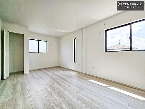 優しい光が差し込む洋室は、朝の目覚めも気持ちが良さそうですね。おうち時間もゆったりと過ごすことができます。優しい色合いのフローリングがどんな家具にもマッチします!