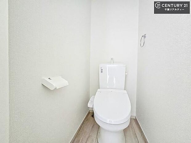 清潔感のある色味のお手洗いです!さわやかでスッキリする空間です!白を基調としているので、お手入れがしやすいトイレです!