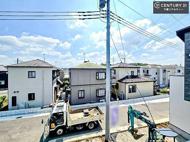 落ち着きある住宅街です!周囲には高い建物がなく、空が広く開放感があり、陽当たりを大きく遮られることもありません!気持ちの良い風が通り抜ける街並みです!
