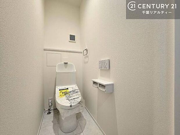 1・2階にトイレがございます！朝の忙しい時間帯も待たずにすみそうですね。白を基調とした清潔感のあるトイレでお手入れがしやすいです！