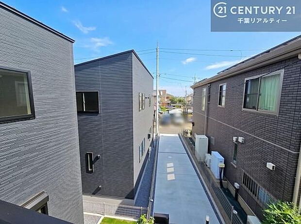 周囲は住宅街が広がる落ち着いた眺望。穏やかな街並みに包まれ、安心感のある住環境です。