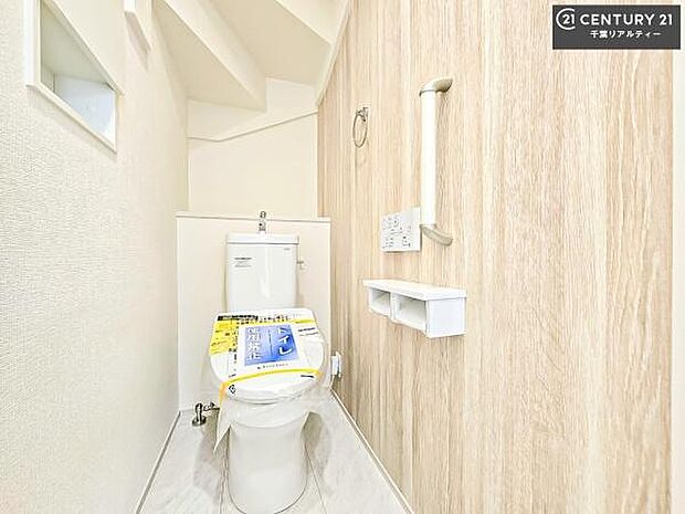 1・2階にトイレがございます！朝の忙しい時間帯も待たずにすみそうですね。白を基調とした清潔感のあるトイレでお手入れがしやすいです！