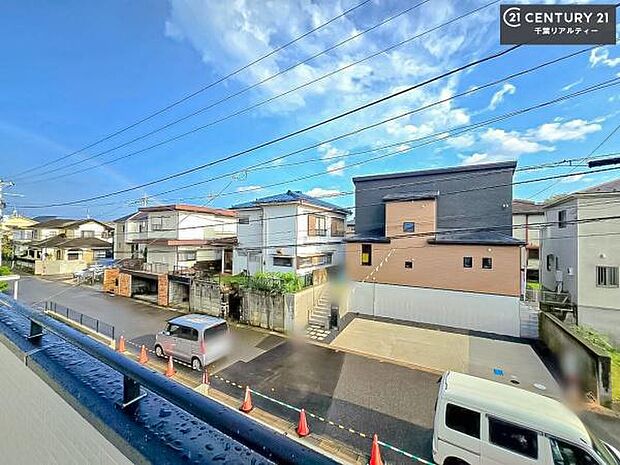 落ち着きある住宅街です！周囲には高い建物がなく、空が広く開放感があり、陽当たりを大きく遮られることもありません！気持ちの良い風が通り抜ける街並みです！