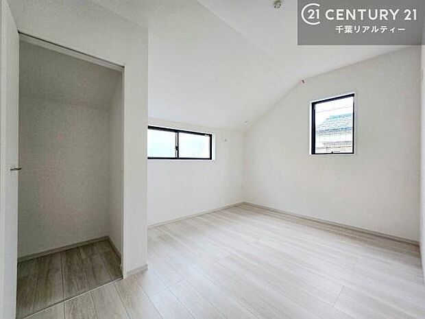 掃き出し窓がないお部屋は、お子様のお部屋としても安心です！収納スペースも充実しているので散らかったお部屋をサッと片付けられます！