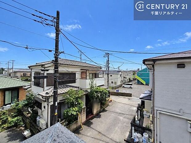 晴れた日には青い空を見渡せる開放的な時間を楽しめます。気持ちの良い風が通り抜ける街並みです！