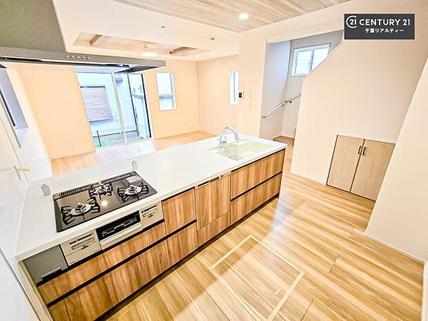 大人気の対面式システムキッチンを採用しています!ご家族のコミュニケーションが自然と増える設計です。お子様にも目が届くので嬉しいですね!広々使えて快適で作業が進みます。