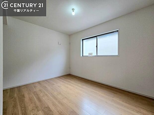 掃き出し窓がないお部屋は、お子様のお部屋としても安心です！収納スペースも充実しているので散らかったお部屋をサッと片付けられます！