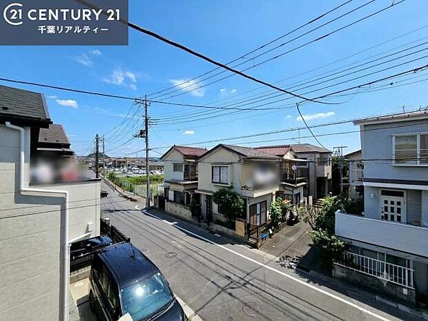 落ち着きある住宅街です！周囲には高い建物がなく、空が広く開放感があり、陽当たりを大きく遮られることもありません！気持ちの良い風が通り抜ける街並みです！