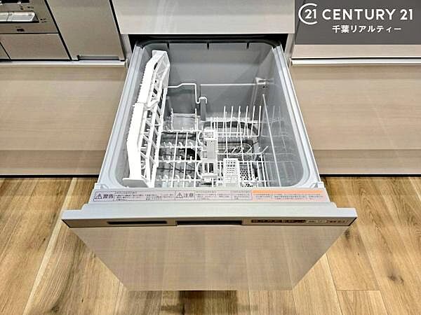 食洗機付きのキッチンです！忙しい時や手荒れ防止として大変活躍する便利な仕様です！ビルトインなのでキッチンの場所を取らず調理スペースを広く使うことが出来ます！