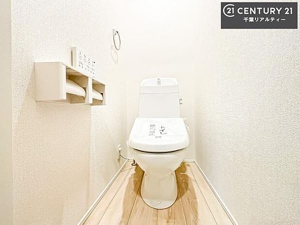 1・2階にトイレがございます!朝の忙しい時間帯も待たずにすみそうですね。白を基調とした清潔感のあるトイレでお手入れがしやすいです!