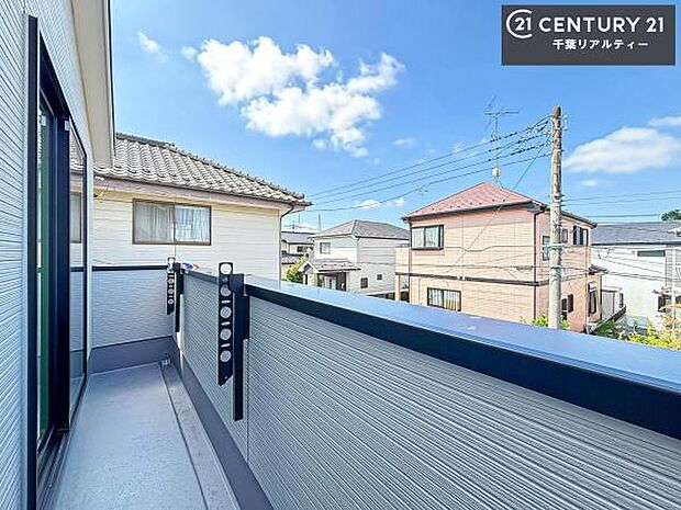 陽当たり良好なバルコニーです!晴れた日には青い空を見渡せる開放的な時間を楽しめます。