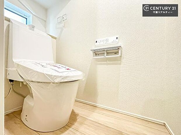 1・2階にトイレがございます!朝の忙しい時間帯も待たずにすみそうですね。白を基調とした清潔感のあるトイレでお手入れがしやすいです!