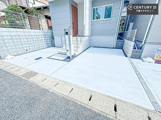 駐車スペースは2台分あります!セカンドカーはもちろん、バイクや自転車なども置き場所に困りません。車種制限アがあるので詳細は弊社までお問い合わせください