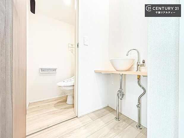 2階トイレを出たところには手洗いスペース付き!わざわざ1階の洗面所に下りずにすぐに対応!