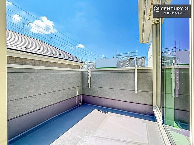 落ち着きある住宅街です!周囲には高い建物がなく、空が広く開放感があり、陽当たりを大きく遮られることもありません!気持ちの良い風が通り抜ける街並みです!