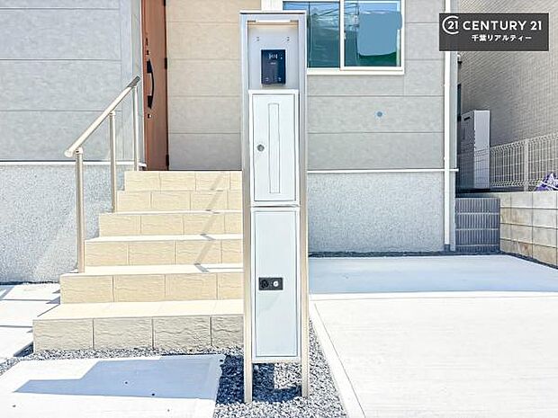ポスト一体型宅配ボックス!玄関周りをすっきり見せつつ、再配達のストレスなく荷物を確実に受け取れる点が最大の特徴です。防犯性が高く、大型メール便にも対応可能!