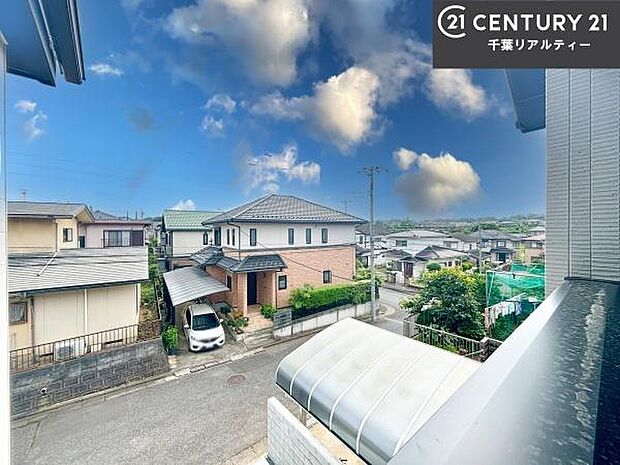 落ち着きある住宅街です!周囲には高い建物がなく、空が広く開放感があり、陽当たりを大きく遮られることもありません!気持ちの良い風が通り抜ける街並みです!