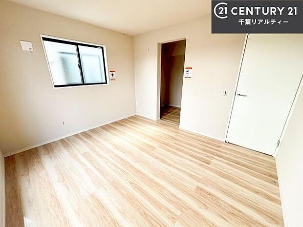 掃き出し窓がないお部屋は、お子様のお部屋としても安心です!収納スペースも充実しているので散らかったお部屋をサッと片付けられます!
