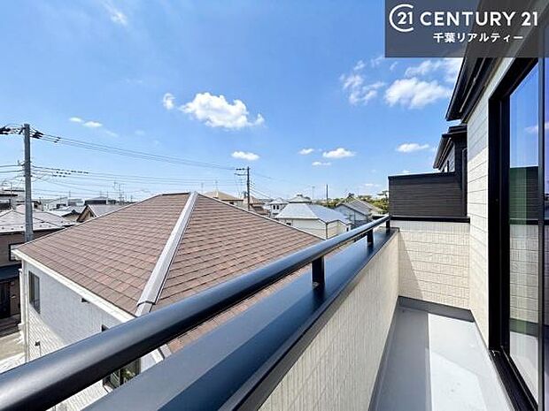 落ち着きある住宅街です!周囲には高い建物がなく、空が広く開放感があり、陽当たりを大きく遮られることもありません!気持ちの良い風が通り抜ける街並みです!