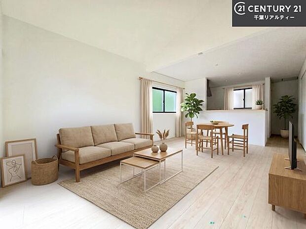 家具はCGパースです。心地良いリビングは家族が自然と集まります。家族団欒の時間が増えそうです。ご家族と、より一層充実した時間を過ごせそうですね。