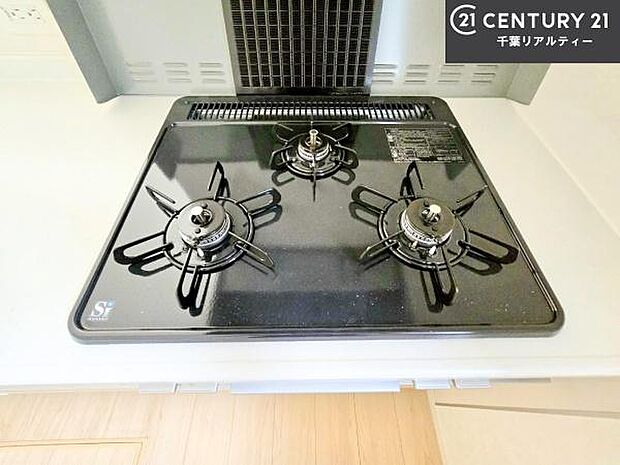 コンロは三口あるのでお料理の同時進行ができます。もちろんグリル付きです。調理スペースも広々している為作業がしやすい!使い勝手が良いシステムキッチンです!