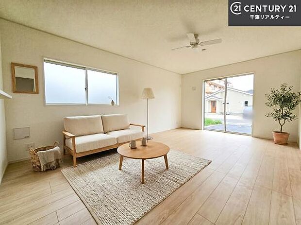 家具はCGパースです。心地良いリビングは家族が自然と集まります。家族団欒の時間が増えそうです。ご家族と、より一層充実した時間を過ごせそうですね。