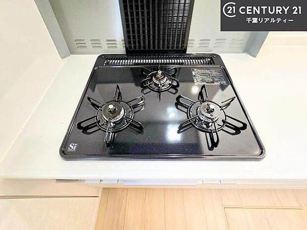 コンロは三口あるのでお料理の同時進行ができます。もちろんグリル付きです。調理スペースも広々している為作業がしやすい!使い勝手が良いシステムキッチンです!