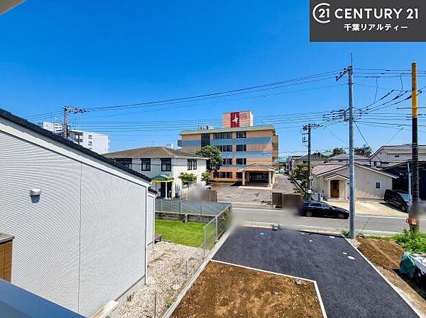 落ち着きある住宅街です!周囲には高い建物がなく、空が広く開放感があり、陽当たりを大きく遮られることもありません!気持ちの良い風が通り抜ける街並みです!