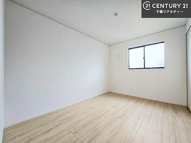 掃き出し窓がないお部屋は、お子様のお部屋としても安心です!収納スペースも充実しているので散らかったお部屋をサッと片付けられます!
